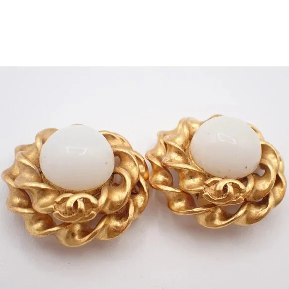 CHANEL CC Logo Imitation Pearl Round Button Earrings 94P Clip-On GHW 67RF630
